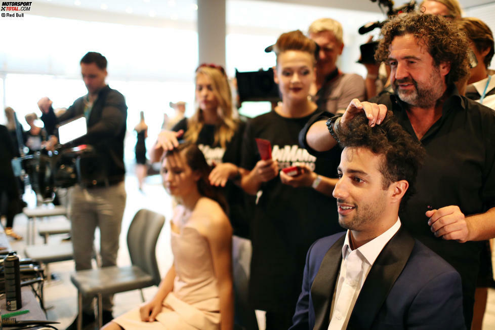 ... übrigens nicht nur für die Models, sondern auch für einige Fahrer. Daniel Ricciardo zum Beispiel lässt sich in der Maske aufhübschen, ...