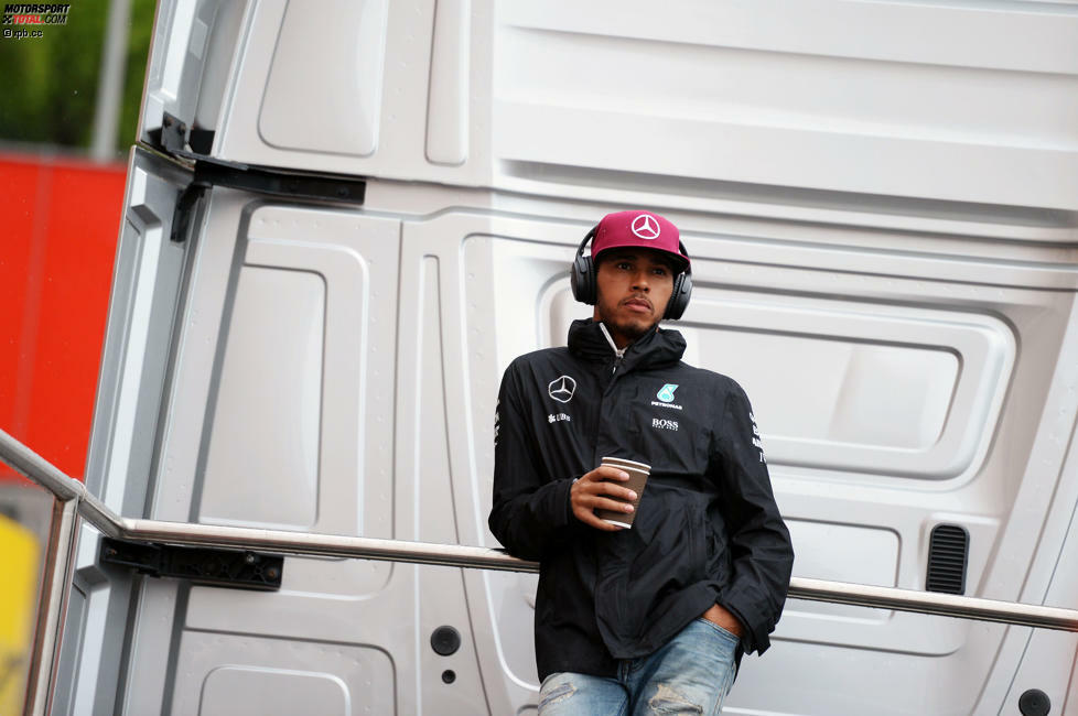 Das übliche Bild bei der Fahrerparade: Während sich die anderen unterhalten, steht Hamilton einsam und alleine auf dem Truck. Johnny Herbert spricht ihn auf die schlechte Stimmung an. Hamilton meint nur: 