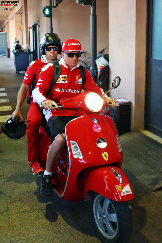 Kimi Räikkönen betreibt zwar sein eigenes Motocross-Team, aber an der Rennstrecke ist er ganz bescheiden mit der Vespa unterwegs. Und, no offense, aber seine Beifahrer können nicht mit Buttons Begleitung mithalten!