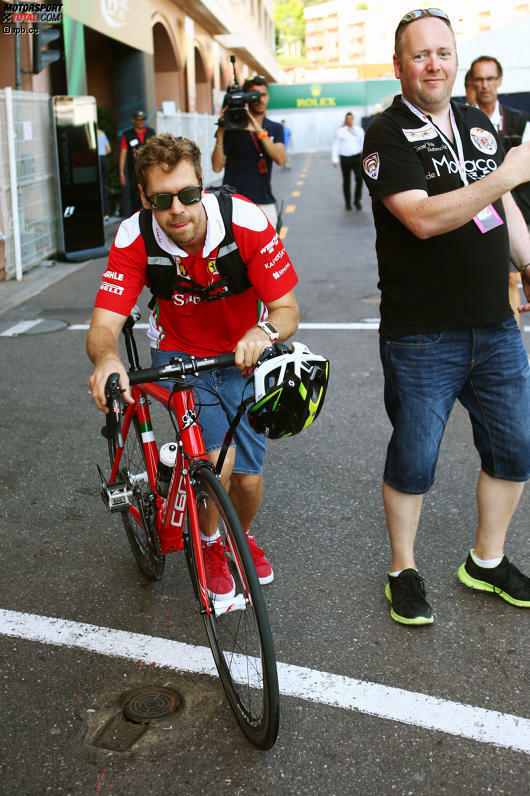Aber wer sein Fahrzeug wirklich liebt, der schiebt! Sebastian Vettel macht's am spartanischsten von allen, kommt statt motorisiert mit dem Fahrrad im Paddock an. Da bleibt auch Zeit, für die Fans ein paar Autogramme zu kritzeln, während er durchschnauft.