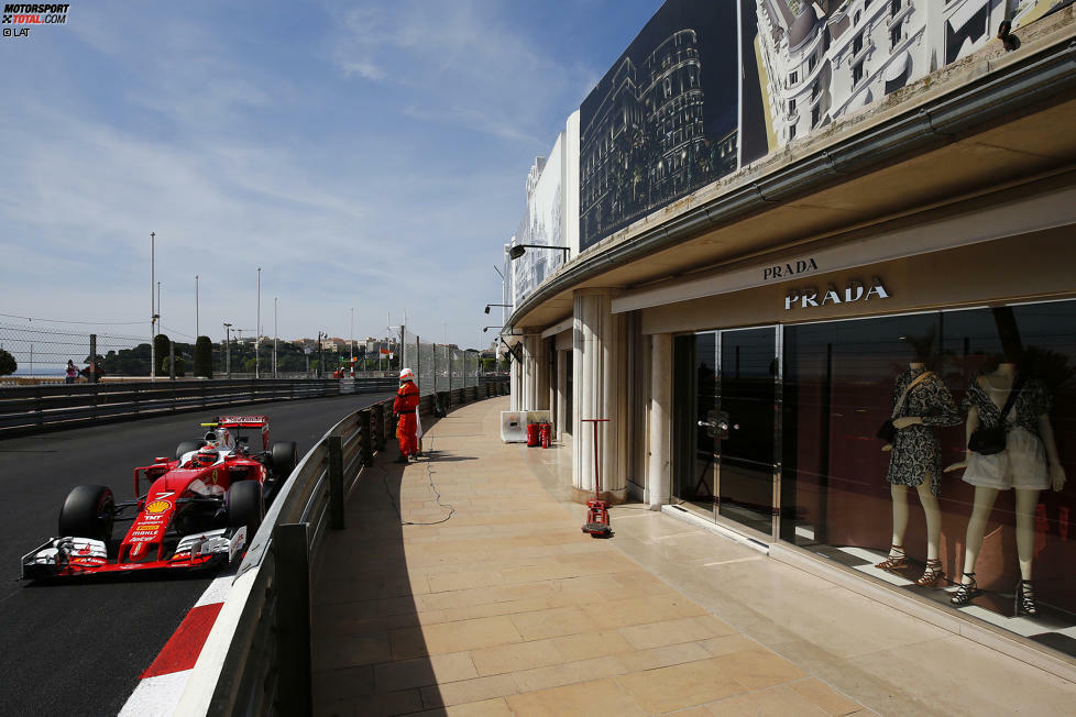 So faszinierend kann Formel 1 in Monaco sein: Kimi Räikkönen rauscht mit 280 Sachen zum Casino hoch, ein paar Meter daneben der Prada-Store für die Reichen und Schönen. Der übrigens aus Sicherheitsgründen zusperren muss, wenn Grand Prix ist.
