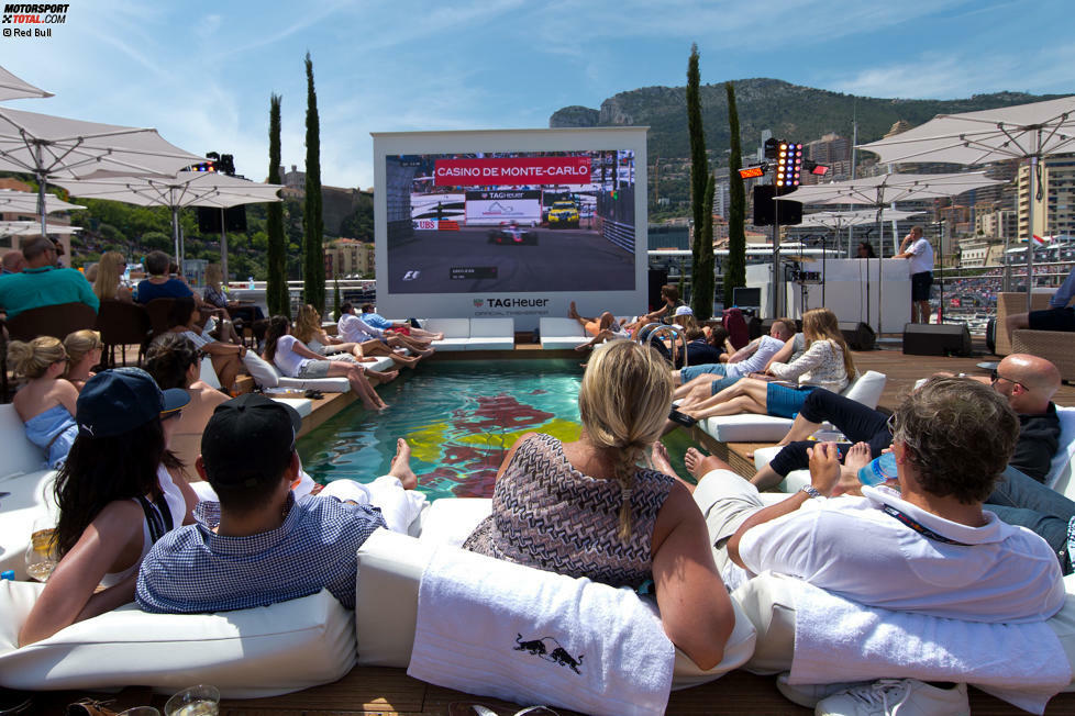 Die komfortabelste Art, Formel 1 zu schauen: Als VIP-Gast auf der Energy-Station von Red Bull - dort, wo einst Christian Horner halbnackt in den Pool gesprungen ist, als David Coulthard Dritter wurde. Inzwischen ist Red Bull ans Siegen gewöhnt. Für Ricciardos zweiten Platz zieht sich jedenfalls keiner mehr aus...