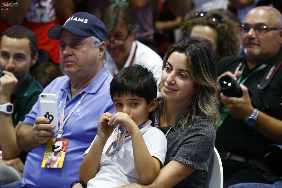 Die Massas haben der Formel 1 herzzerreißende Momente geschenkt. Etwa in Brasilien 2008, als sie schon Felipes WM-Titel feierten, bis sie von Gino Rosato darauf aufmerksam gemacht wurden, dass es doch nicht gereicht hat. Bei Vater Luis schwingt beim Abschied Wehmut mit. Ehefrau Raffaela freut sich auf mehr Zeit mit ihrer Lebensliebe.