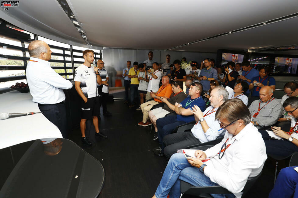 Massa ist in Monza nicht der einzige, der seinen Rücktritt erklärt. Auch Jenson Button versammelt die Presse, um bekannt zu geben, dass er 2017 keine Formel-1-Rennen fahren wird. Das habe er sich in der Sommerpause überlegt und in Spa mit Ron Dennis besprochen. Das Comeback ist für 2018 geplant. Unverbindlich.
