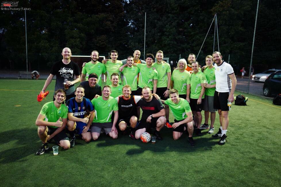 Zur Vorbereitung auf das Rennwochenende geht's auf den Fußballplatz mit der Mercedes-Boxencrew. Dass die bei Rosberg langsamer arbeitet als bei Lewis Hamilton, macht im Rennen zum Glück keinen Unterschied.