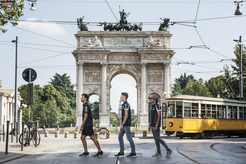 Auf den Spuren der Beatles: Daniel Ricciardo, Daniil Kwjat und Carlos Sainz machen die Innenstadt von Mailand unsicher. Zum Abschluss des Fotoshooting-Städtetrips gibt's noch einen Drink in der historischen Straßenbahn.