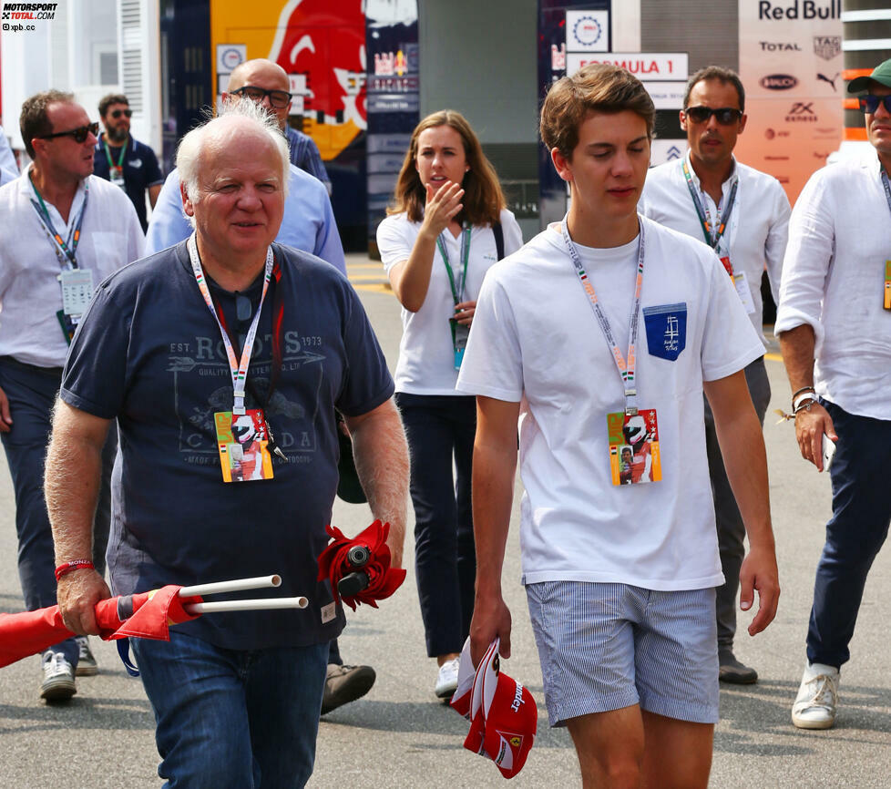 Die Familie ist auch bei Sebastian Vettel häufig dabei. Diesmal kamen Papa Norbert und Bruder Fabian zum Anfeuern. Natürlich bewaffnet mit Ferrari-Flaggen und -Kappen.