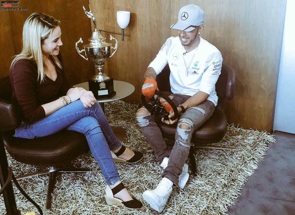 Emotionales Interview: Das brasilianische Fernsehen bringt zum Gespräch mit Hamilton Ayrton Sennas Siegerpokal vom legendären 1991er-Rennen und das Lenkrad aus dem McLaren-Honda mit. Da kommt selbst beim Mercedes-Champion Gänsehaut auf.