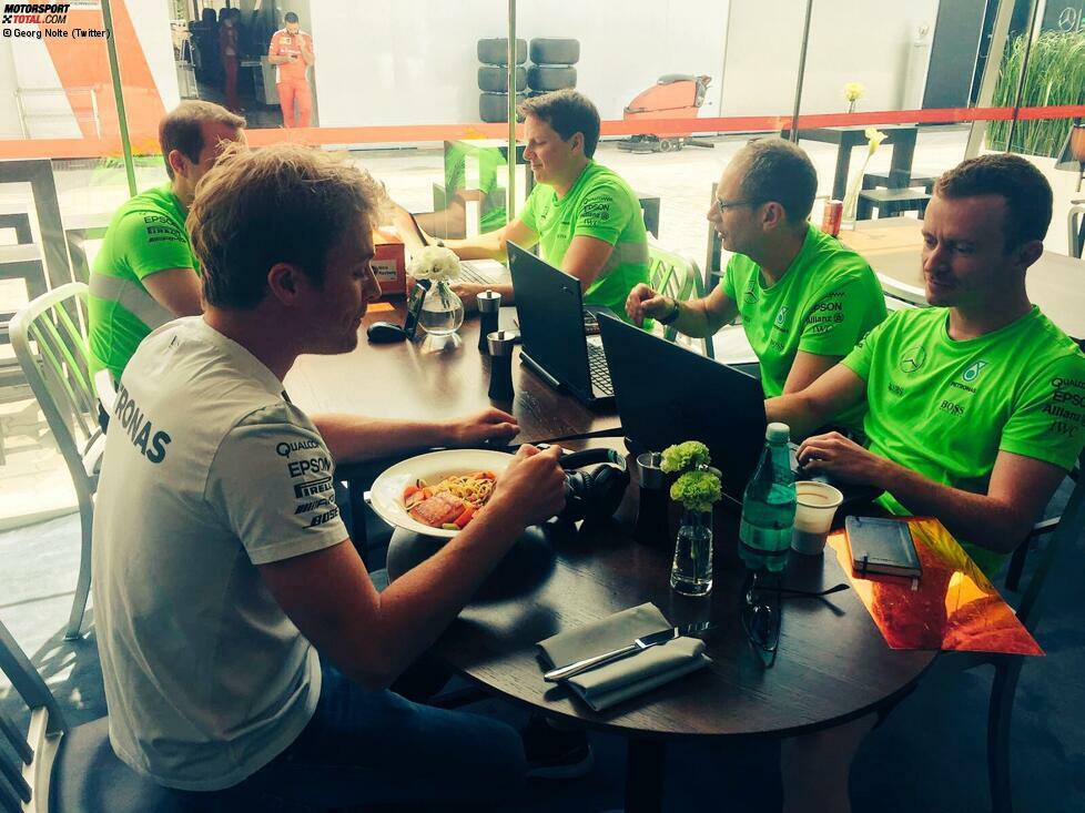 Ansonsten gibt sich Nico Rosberg ganz bodenständig und arbeitsam: Selbst beim Mittagessen (Pasta mit Lachs und gedünstetem Gemüse) nutzt er jede freie Minute, um mit seinen Ingenieuren zu bequatschen, wie er seinen Silberpfeil noch schneller machen kann.