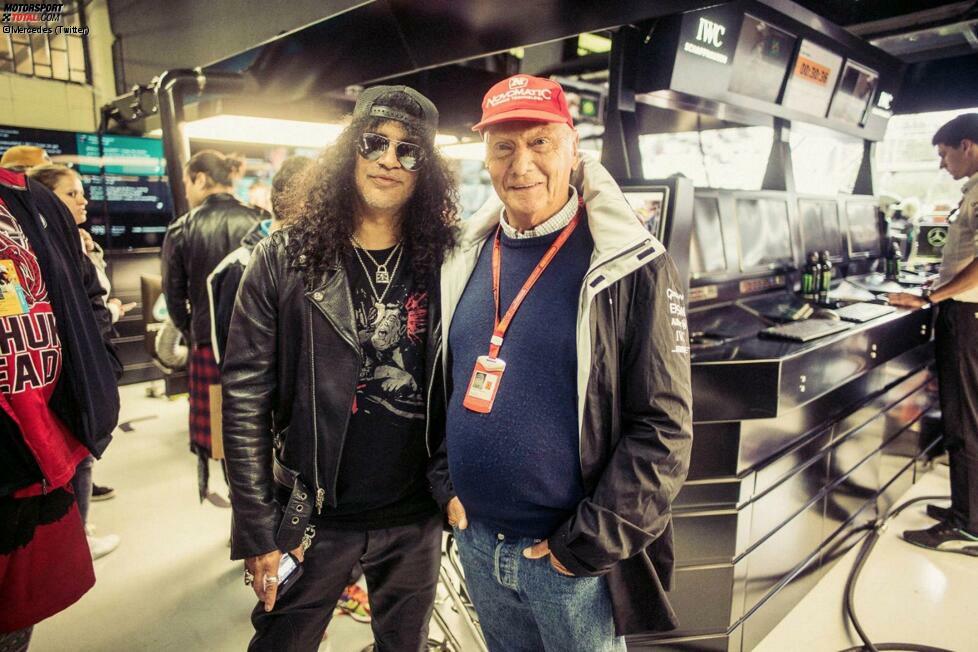 Prominenter Gast in der Mercedes-Box: Slash von Guns N' Roses ist derzeit auf Südamerika-Tournee und lässt sich eine Stippvisite bei der Formel 1 nicht entgehen. Zuerst als Gast in der Mercedes-Box, dann während des Rennens im elitären Paddock-Club.