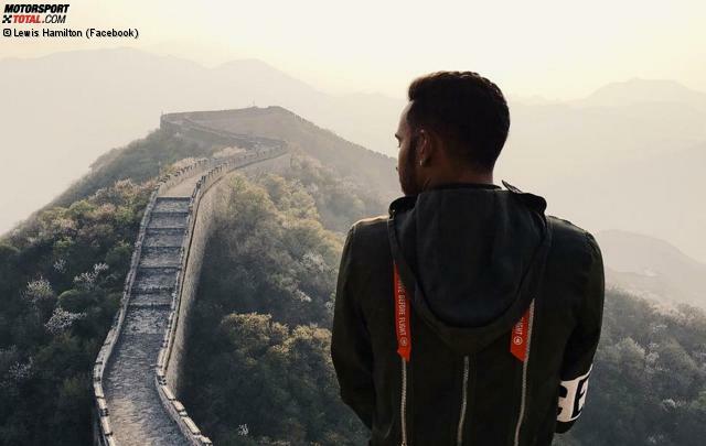 Er hat sich vorgenommen, dieses Jahr mehr von der Welt zu sehen, und das setzt er auch um. Lewis Hamilton macht vor Schanghai mit ein paar Freunden einen Abstecher zur Chinesischen Mauer. "Heute habe ich eine der tollsten Sachen auf diesem Planeten gesehen", postet er auf Instagram.