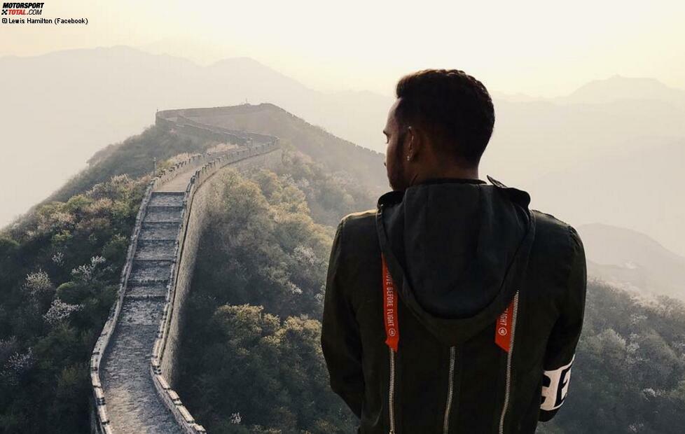 Er hat sich vorgenommen, dieses Jahr mehr von der Welt zu sehen, und das setzt er auch um. Lewis Hamilton macht vor Schanghai mit ein paar Freunden einen Abstecher zur Chinesischen Mauer. 