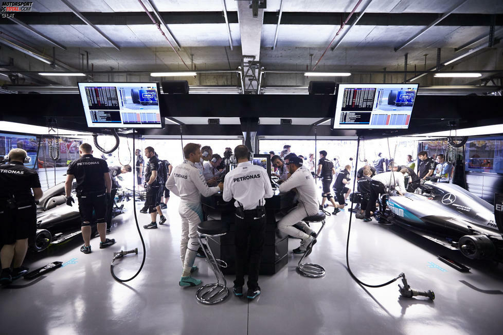 Auf der Rennstrecke meint es China nicht gut mit ihm: Rückversetzung um fünf Startpositionen wegen Getriebewechsel, letzter Startplatz wegen Hybrid-Defekt im Qualifying, siebter Platz im Rennen. Im Mercedes-internen Stallduell gewinnt Rosberg nach sechs Siegen in Serie Oberwasser, ...