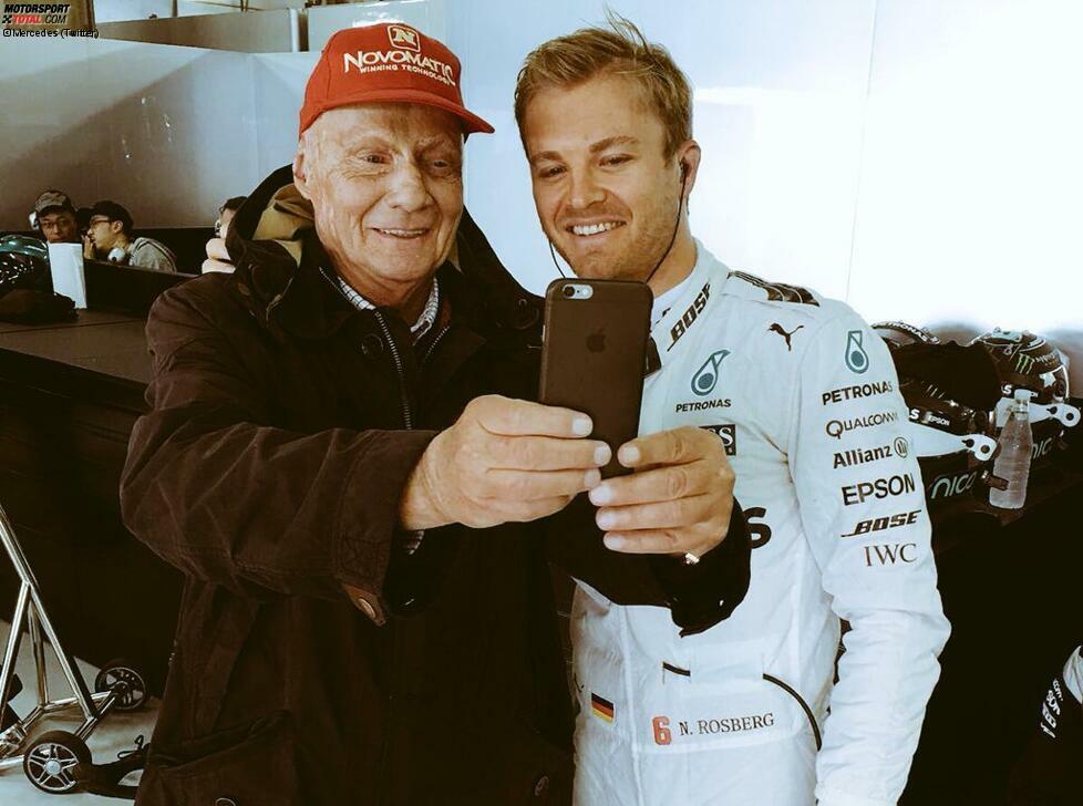 Apropos Selfie: Niki Lauda greift neuerdings selbst zum Smartphone, obwohl BlackBerry längst kein Mercedes-Sponsor mehr ist. Also darf es auch ein iPhone sein. 