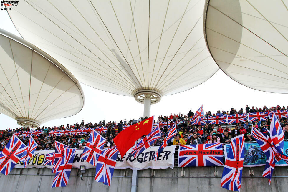 Die meisten Fans hat trotzdem weiterhin Hamilton, in Schanghai fast noch mehr als anderswo auf der Welt. 140.000 Chinesen kommen an den drei Tagen - das Formel-1-Interesse zieht kontinuierlich an in der Volksrepublik. Zum Einordnen: Hockenheim schafft am Rennsonntag keine 60.000 mehr.