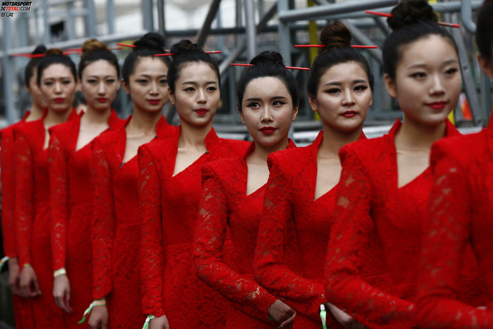 Mit dem schönsten Motiv beenden wir unsere Backstage-Tour durch das Schanghai-Wochenende: Selbst die Gridgirls posieren stilsicher im China-Look. Da verkraften die Herren Medienvertreter dann auch leichter, wenn die Sache mit dem Internet in der Volksrepublik noch nicht ganz so gut funktioniert wie anderswo...