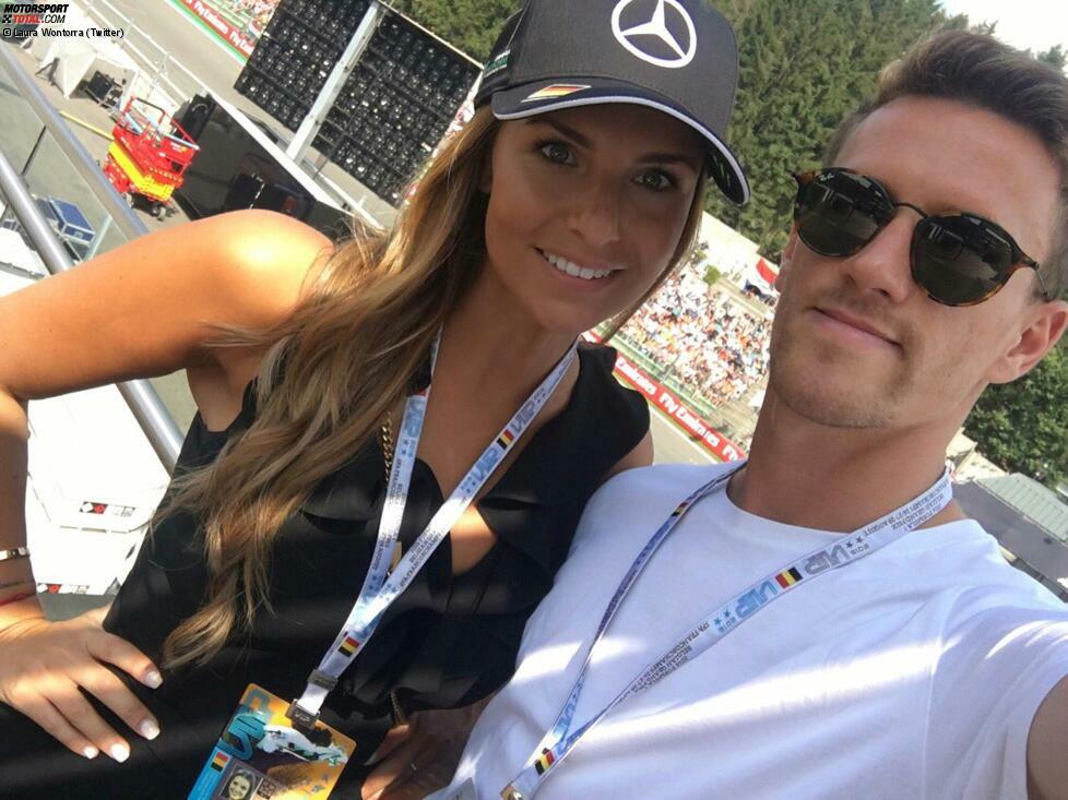 Promi-Fans hat auch Nico Rosberg: Laura Wontorra (Tochter von TV-Moderator Jörg Wontorra) und ihr Verlobter Simon Zoller (Profi beim 1. FC Köln) schnuppern in Spa Formel-1-Luft. Das Daumendrücken zahlt sich aus: Rosberg gewinnt den Grand Prix von Belgien.