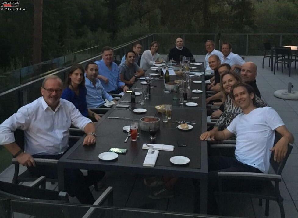 Das wichtigste Personal des Williams-Teams nutzt die relaxte Atmosphäre in Spa ebenfalls zu einem sommerlichen Dinner. Den Vorsitz hat - wie könnte es anders sein - Frank Williams himself. Links neben ihm: Teamchef-Tochter Claire.