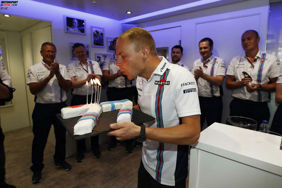 Schließlich hat Williams dieses Wochenende Grund zum Feiern: Valtteri Bottas wird am Renntag 27. Das Team schenkt ihm (auch dank einer Stallorder) Platz acht, der Wunsch vom Podium geht aber nicht in Erfüllung. Immerhin darf Bottas (vermutlich im Gegensatz zu Felipe Massa) auch 2017 bleiben.