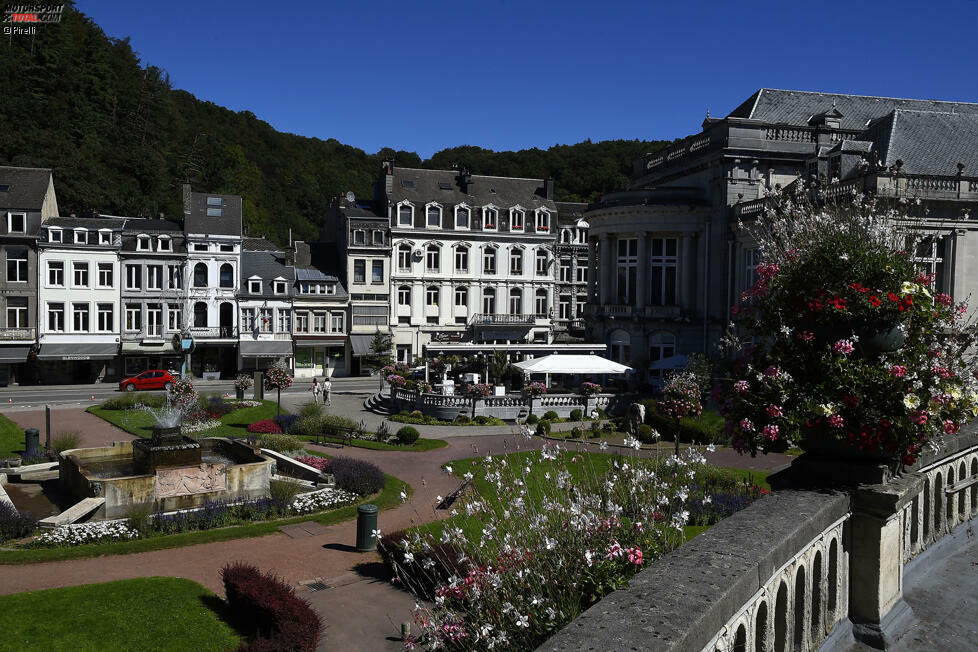 Spa kann übrigens durchaus ein romantisches Pflaster sein, wenn nicht gerade der Formel-1-Trubel in der Stadt ist. Die Heilquellen wurden angeblich bereits im siebten Jahrhundert entdeckt. Heute leben rund 10.000 Einwohner in der Kleinstadt unweit der deutschen Grenze.