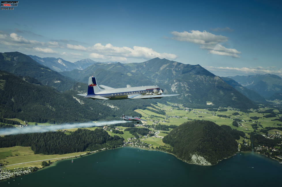 Die schönste Art, zum Heim-Grand-Prix anzureisen: Mit einer DC6 aus der Sammlung von Dietrich Mateschitz fliegen Daniel Ricciardo, Max Verstappen, Christian Horner und Helmut Marko am Mittwoch vom Hangar-7 in Salzburg nach Zeltweg, zur Eurofighter-Basis des österreichischen Militärs ganz in der Nähe des Red-Bull-Rings.