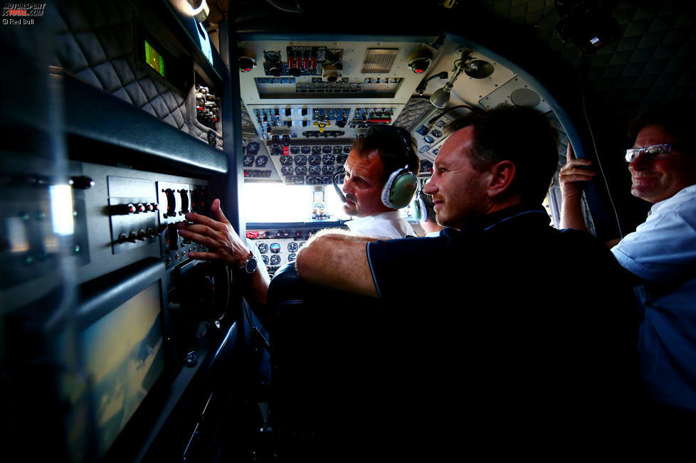 Genau diese DC6 ist übrigens jene Maschine, die früher als Privatjet des jugoslawischen Diktators Tito diente. Begleiter des besonderen Flugs nach Zeltweg: Air-Racer Hannes Arch mit seiner Zivko Edge 540. Die Fliegerstaffel 