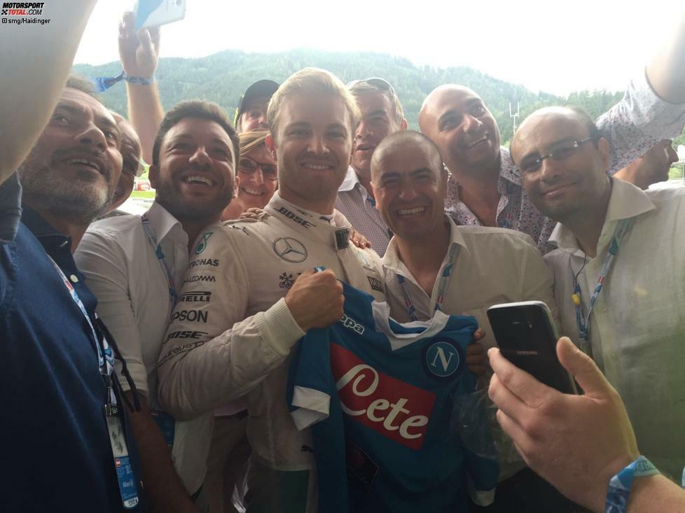 Styling gibt's auch für Nico Rosberg, und zwar ein Trikot des SSC Napoli mit der Rückennummer 85 (sein Geburtsjahr), als Souvenir von italienischen Fans vor dem Euro-Elferdrama zwischen Deutschland und Italien. Rosberg hat zu Neapel eine besondere Beziehung: Vor zwei Jahren hat er dort die beste Pizza der Welt gesucht.