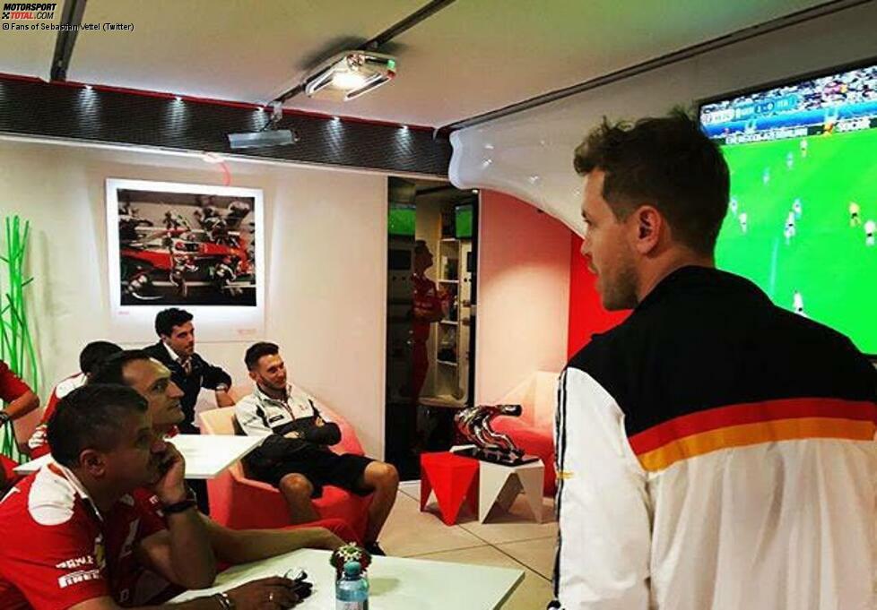 Ein paar Meter weiter schaut Sebastian Vettel mit Freundin Hanna, Vater Norbert und Mutter Heike bei Ferrari. Als Deutschland zum 1:0 trifft, kommt er mit DFB-Trikot und Tröte bewaffnet zu den Mechanikern runter und zieht diese mit dem Zwischenstand auf. Nur um kurz darauf wieder zum 