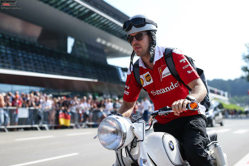 Das Geburtstags-Wochenende geht wegen des Reifenschadens letztendlich in die Hose, Vettel versteht es aber trotzdem, es zu genießen. Zum Beispiel mit seiner eigenen Retro-BMW, mit der er jeden Tag vom in der Nähe angemieteten Haus zum Red-Bull-Ring kommt.