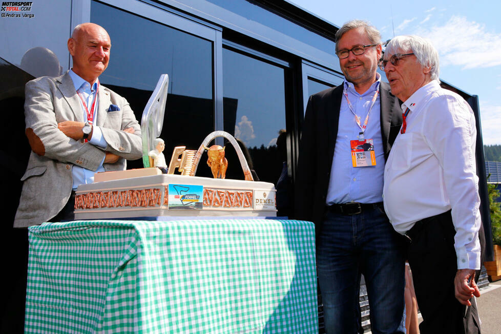 Heim-Broadcaster ORF hat es in Spielberg zur Tradition gemacht, die Gäste aus der Formel 1 am Rennwochenende zu beschenken. Für Chefpromoter Bernie Ecclestone gibt's aus den Händen von ORF-Generaldirektor Alexander Wrabetz eine Torte mit Mini-Bernie und Bulle.
