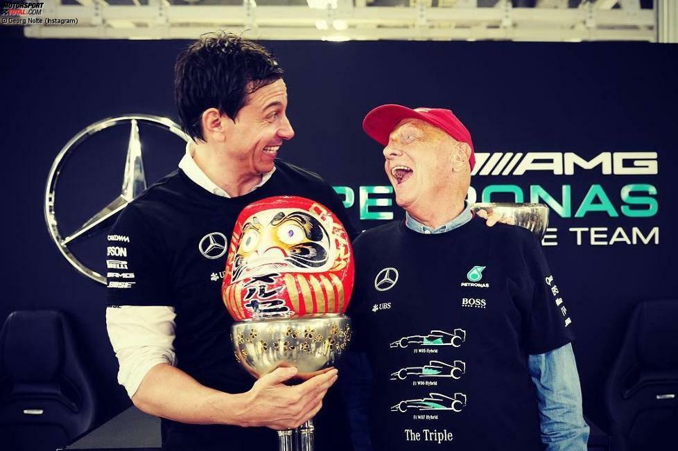 Jetzt dürfen Toto Wolff und Niki Lauda endlich ihre Weltmeister-T-Shirts auspacken. Fertig gedruckt im Gepäck waren diese schon in Malaysia dabei. Woraus das Mercedes-Team etwas gelernt hat: Nie schon die Party planen, bevor die Titelentscheidung wirklich durch ist! Willi Weber weiß, dass so etwas viel Geld kosten kann...