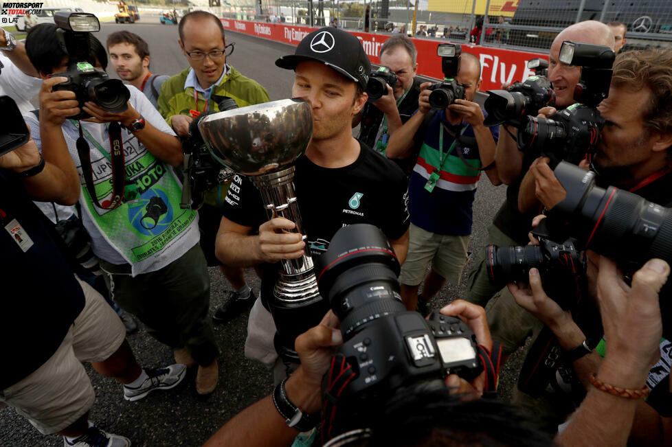 Nico Rosberg rückt dem Traum vom ersten WM-Titel immer näher. Während sich Lewis Hamilton mit den Medien herumärgert, gewinnt er einfach Autorennen - und genießt hinterher den Erfolg. Wird er in den noch ausstehenden vier Rennen dreimal Zweiter und einmal Dritter, ist er durch - selbst bei vier Hamilton-Siegen.
