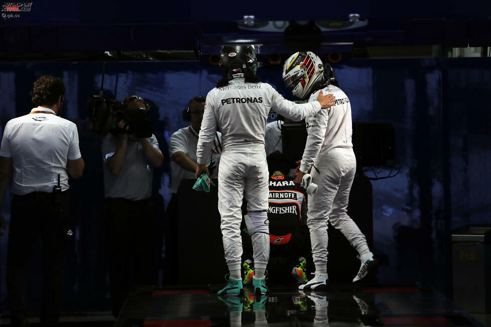 Ein Bild sagt mehr als 1.000 Worte: Polesetter Rosberg klopft dem unterlegenen Hamilton auf die Schulter - fast so, als wolle er ihn trösten. 