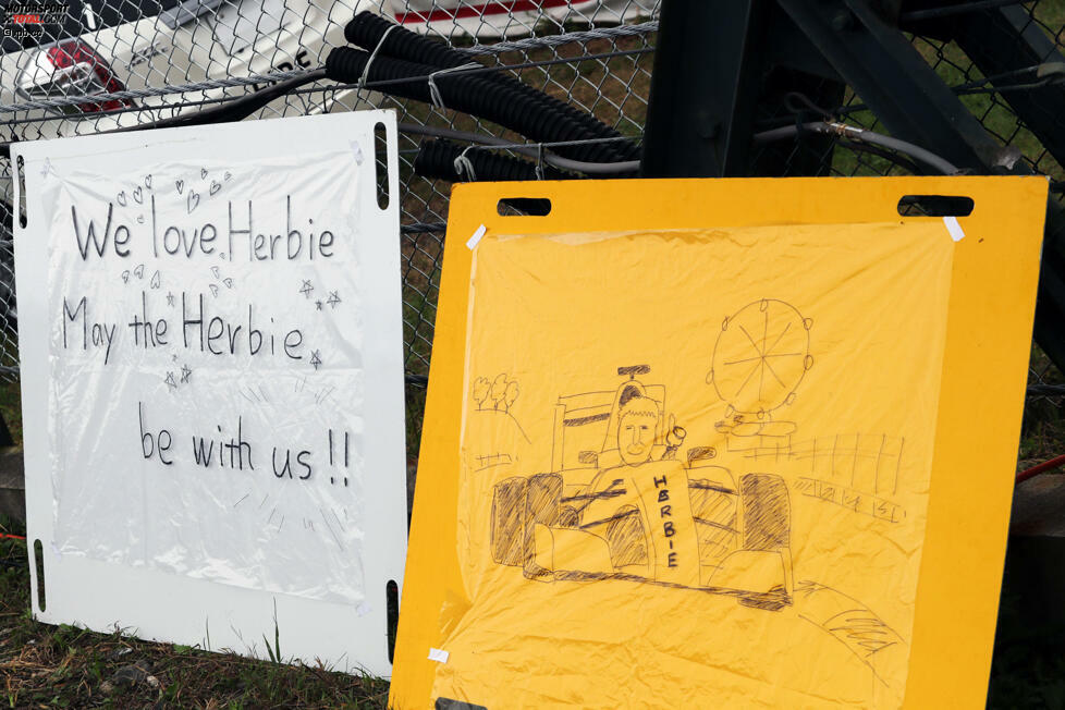 Während in Europa vor allem die Herren Hamilton, Vettel und Alonso ihre Fans haben, Ferrari und vielleicht noch Mercedes, hat in Japan jedes noch so kleine Team einen Fanclub. Und sogar Herbie Blash, der FIA-Mitarbeiter, bekommt sein eigenes Plakat. Dass er schon seinen Ruhestand plant, kommt nicht bei allen gut an.