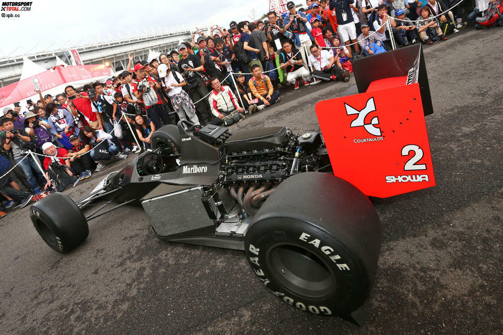 Was Ferrari in Italien, das ist Honda in Japan. Besonders die goldenen McLaren-Honda-Jahre mit Ayrton Senna am Steuer werden heute noch vergöttert. Auch wenn in Suzuka diesmal ein Chassis ausgestellt ist, in dem 1989 Alain Prost gesessen ist. Den haben die Japaner ein bisschen weniger geliebt.