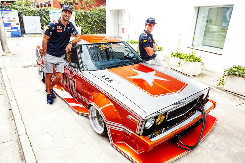 Bei ihrem Besuch bei Red Bull Japan in Tokio werden Daniel Ricciardo und Max Verstappen, frisch nach ihrem Doppelsieg in Malaysia, mit diesem Low-Rider, dem sogenannten 
