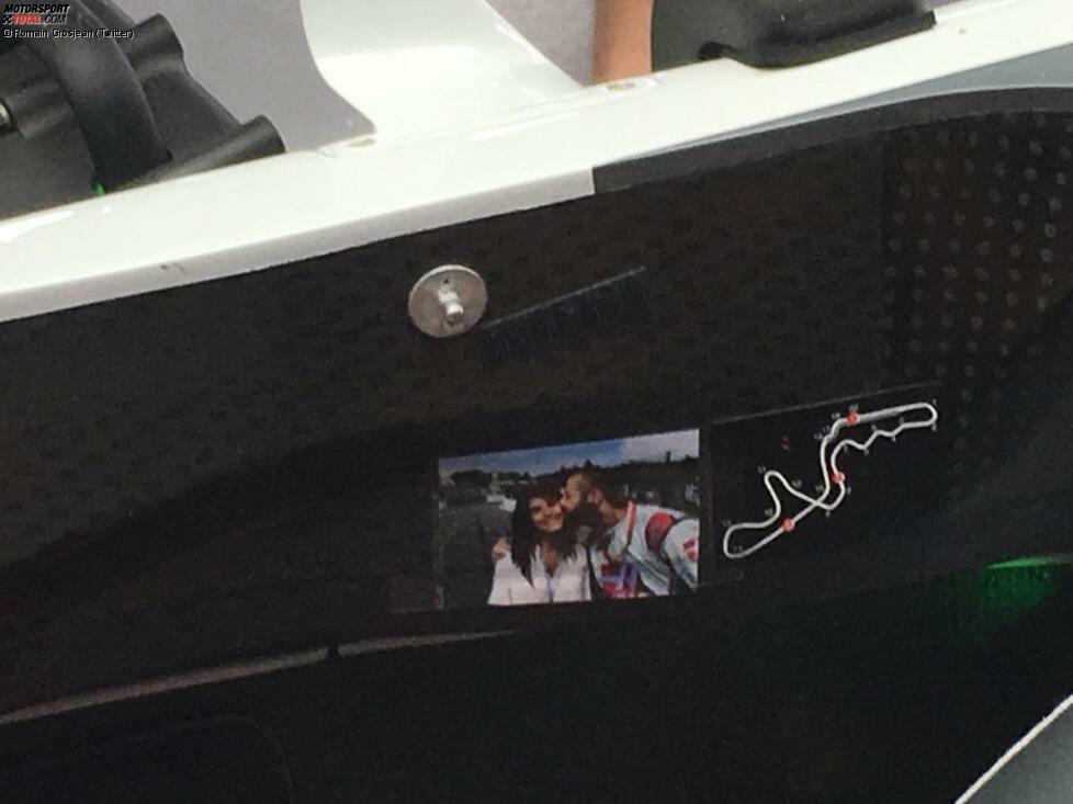 Motivation mal anders: Die Haas-Mechaniker kleben Romain Grosjean ein Foto ins Cockpit, auf dem einer der ihren seine Ehefrau Marion küsst. Die ungewöhnliche Methode verfehlt ihre Wirkung nicht: Zum ersten Mal seit Bahrain am 2. April fährt der Franzose wieder in die Top 10 der Startaufstellung!
