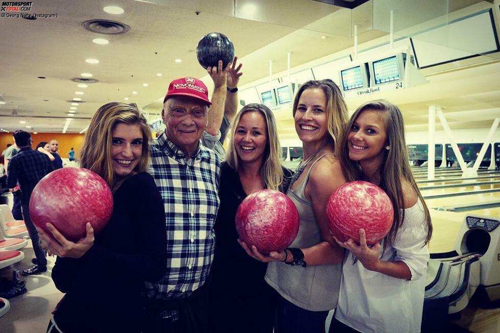 Wenn seine Birgit das sehen würde! Im fernen Japan lässt es sich Niki Lauda beim Mercedes-Bowlingabend gut gehen. Hauptsache blond, Hauptsache hübsch. Ob die Damen auch beim Heimflug mit an Bord dürfen, auf dem der WM-Titel gefeiert wird, entzieht sich unserer Kenntnis. Ganz egal: Käpt'n Lauda trinkt eh kein Bier, wenn er fliegt, ...