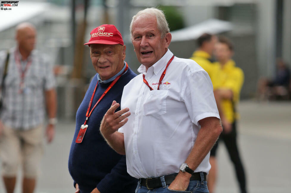 ... und sowieso nie Red Bull zum Frühstück. Was ihn normalerweise nicht davon abhält, mit seinem Freund Helmut Marko morgens die erste Mahlzeit zu sich zu nehmen. Aber seit Marko in Malaysia behauptet hat, Red Bull habe Mercedes in den Motorschaden gehetzt, ist Lauda sauer: 