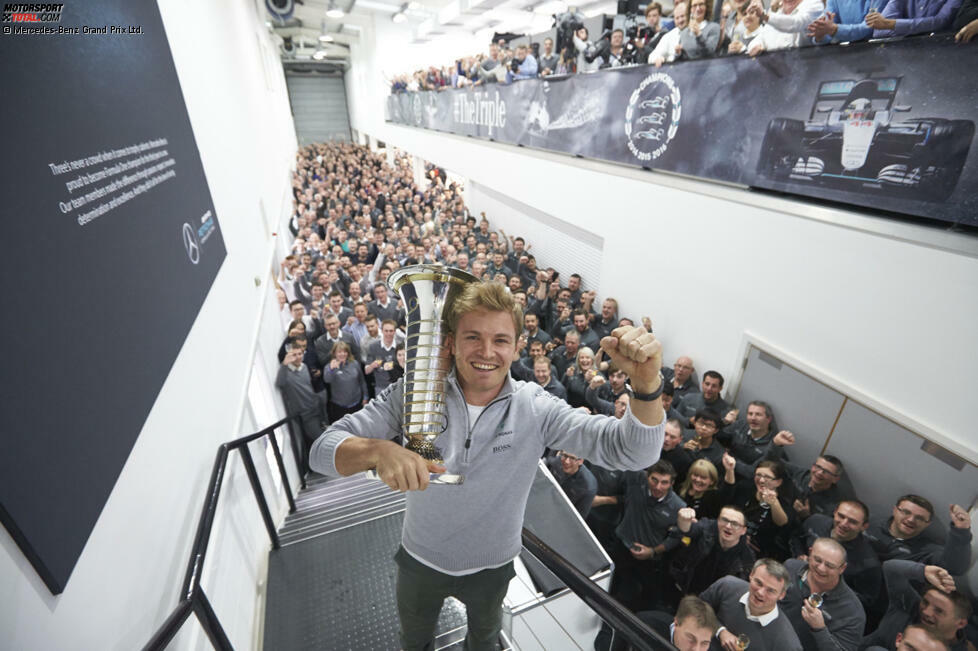 Nico Rosberg tritt auf dem Höhepunkt seiner Karriere ab: Nach dem Gewinn des WM-Titels macht der Deutsche Schluss mit der Formel 1 und wird seinen Titel 2017 nicht verteidigen. Damit ist er bereits der sechste Pilot, der als Champ nicht zurückkehrt. Wir blicken in die Geschichte ...