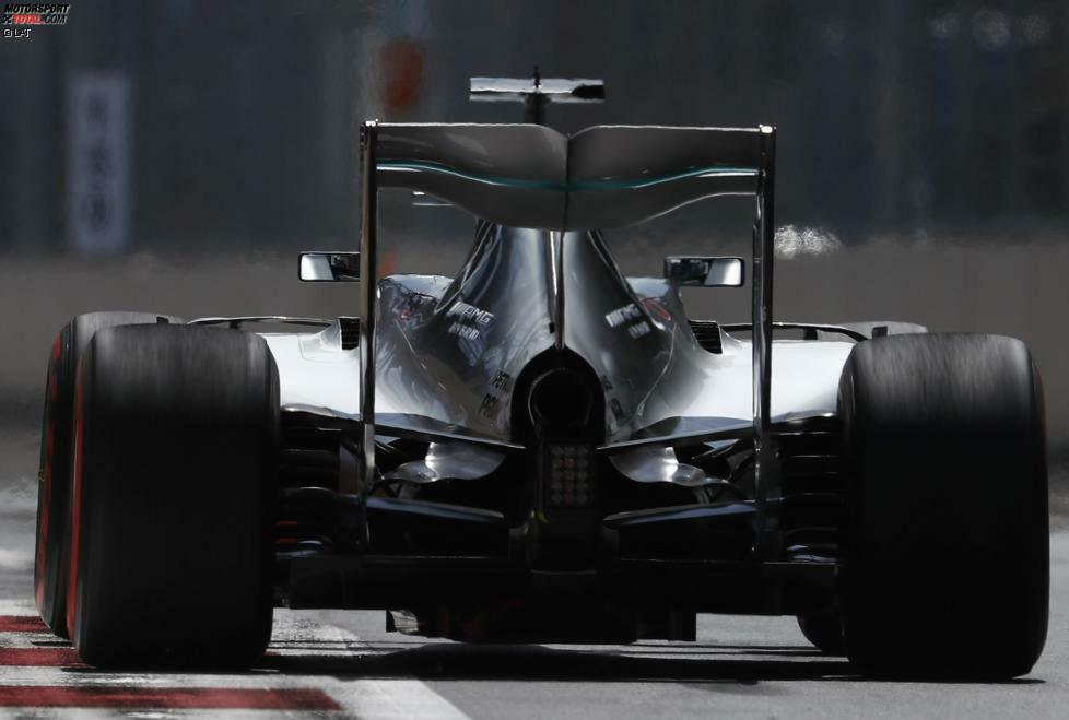 In der Heckansicht des F1 W07 ist die nach unten gezogene Fläche des Heckflügels deutlich zu erkennen. Außerdem verzichtet Mercedes wie viele andere Teams auf den sogenannten 