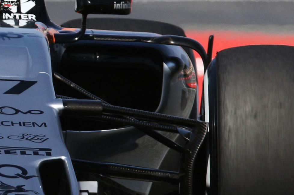 Genau wie bei Mercedes setzt auch Force India zum Europa-Auftakt auf verkleinerte Lufteinlässe in den Seitenkästen. Und vor den Hinterrädern sind die Schlitze im Unterboden neu, damit sich die dort entstehenden Verwirbelungen weniger negativ auf den Effekt des Diffusors auswirken. Verbessert auch der Heckflügel.