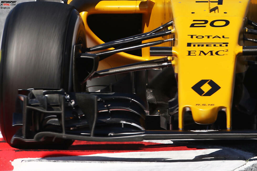 Renault bringt sein Entwicklungsprogramm 2016 langsam in die Gänge. In der Box liegen in Barcelona drei unterschiedliche Frontflügel-Varianten. Auch der Heckflügel ist neu. Laut Kevin Magnussen handelt es sich dabei aber nur um eine High-Downforce-Spezifikation.