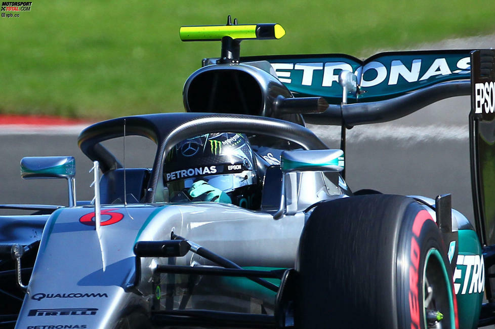 Nico Rosberg beweist, dass man auch mit Halo Trainingsbestzeit erzielen kann, und fährt in Spa mit jener Heckflügel-Variante des Mercedes F1 W07 Hybrid, die über eine starke Delle verfügt. Die kommt ab Samstag bei beiden Silberpfeil-Fahrern zum Einsatz.