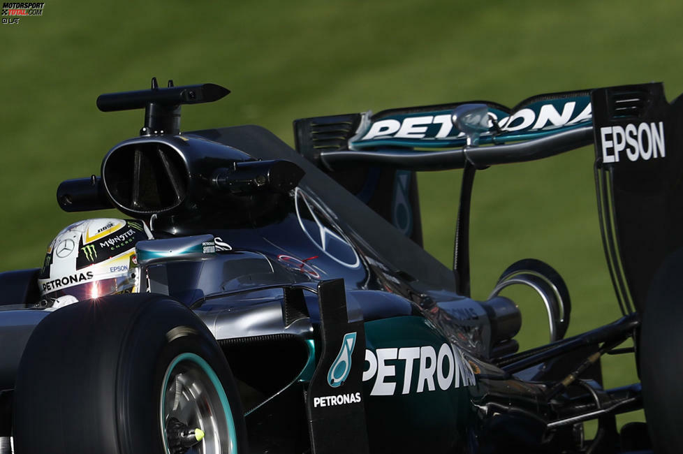 Am Freitag ist Lewis Hamilton nämlich noch mit einer geraderen Version des Heckflügels unterwegs. Mutmaßlich ein vorgezogener Test für Monza, wo ein geringer Luftwiderstand einen höheren Anpressdruck noch mehr aussticht als in Spa.