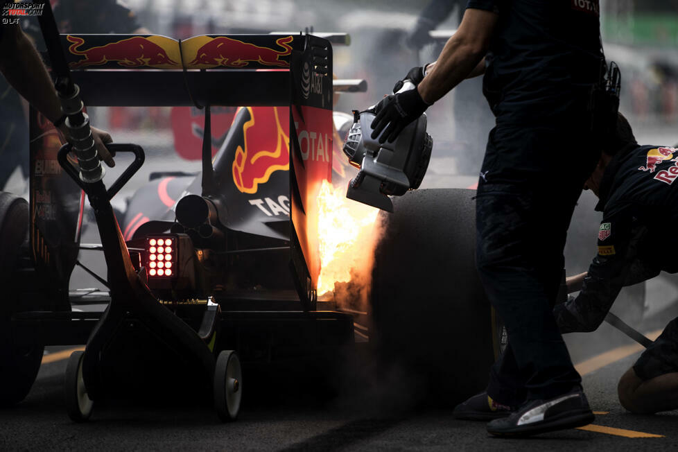 Die Kombination aus einer zu schnellen In-Lap an die Box und der Höhenlage in Mexiko-Stadt führt am Freitag dazu, dass die rechte Hinterradbremse von Max Verstappen verbrennt. Das kostet den Red-Bull-Fahrer weite Teile der ersten Session. Ein konzeptioneller Fehler liegt jedoch nicht vor.