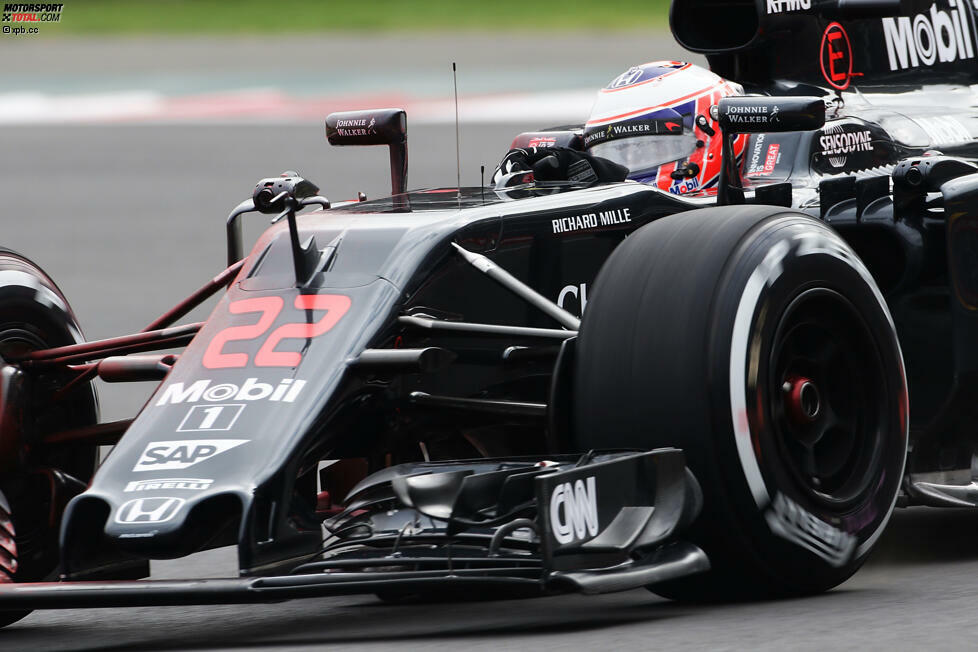Zudem setzt McLaren auf die Vorderräder gerichtete Kameras ein. Das kann zwei Gründe haben. Erstens könnte es sich um Wärmebildkameras handeln, die die Temperaturentwicklung im Reifen sichtbar machen. Oder zweitens um konventionelle Kameras, um die Verwindung der Reifen unter Belastung analysieren zu können.