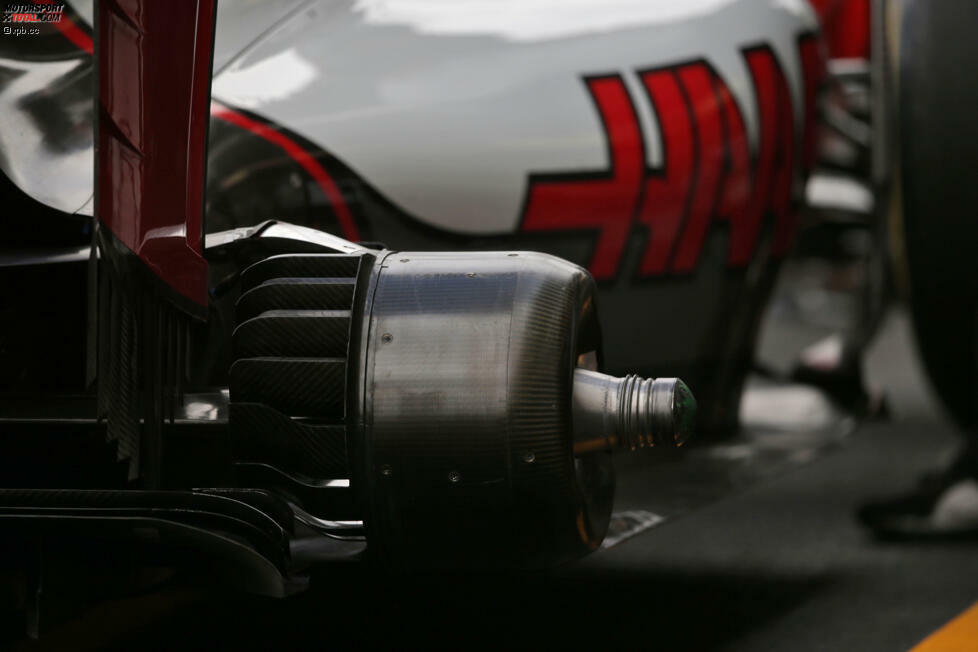 Nach den jüngsten Bremsdefekten wechselt Haas für Brasilien von Brembo zu Carbone Industrie. Haas bezieht Bremsen und Radträger von Ferrari, Bremssättel und Bremsbeläge von Brembo. Es heißt, dass Brembo die bessere Peak-Bremsperformance liefert, Carbone Industrie dafür ein berechenbareres Bremsverhalten.