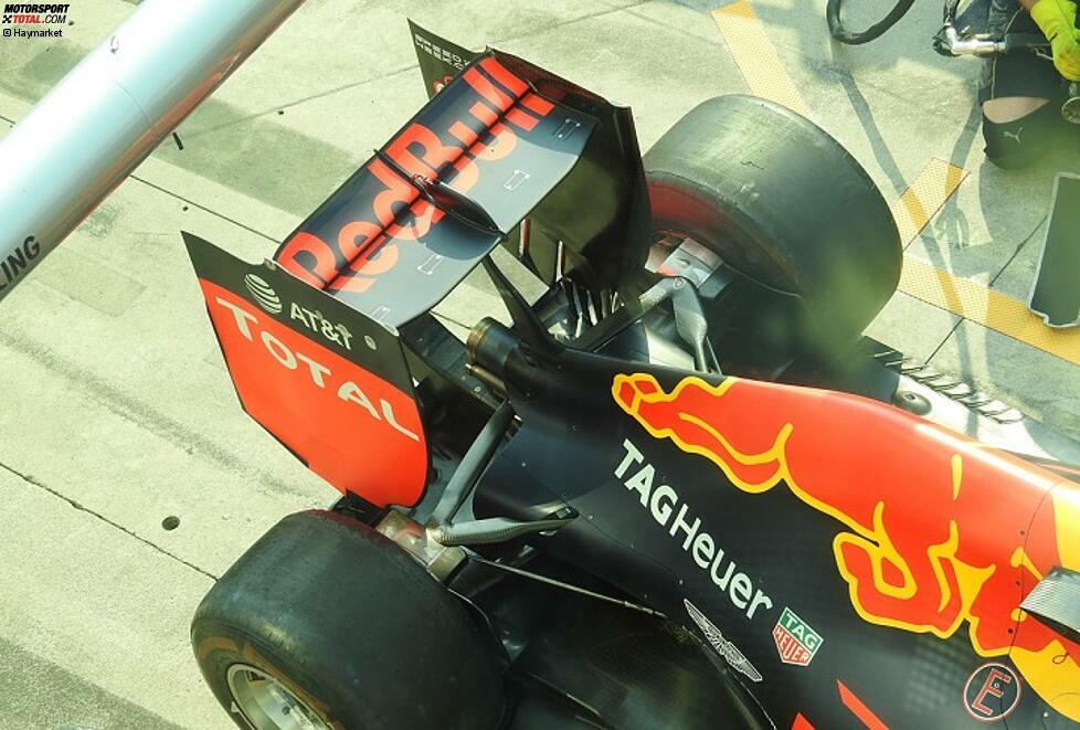 Weil es Renault an Power fehlt, fährt Red Bull mit kleinen Flügeln. Der extrem flache Heckflügel ermöglicht einen höheren Topspeed. Die Schlitze, die normalerweise den Luftwiderstand verringern, entfallen bei dieser Version - weil der Luftwiderstand ohnehin schon so niedrig ist. Neu auch die Bremsbelüftung.