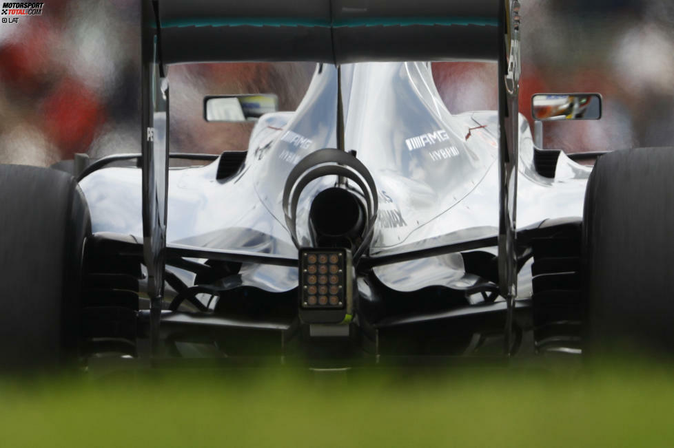 Mercedes hat den Grund für den Motorschaden von Lewis Hamilton gefunden: Übeltäter war ein festgeriebenes Kurbelwellenlager. Konsequenz: Mercedes fährt in Suzuka mit einem dickflüssigeren Motoröl, das besser schmiert, und verzichtet auf den aggressivsten Motorenmodus (